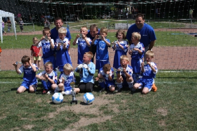 Bambinis des SV Millingen nach der Siegerehrung Bambinis des SV Millingen nach der Siegerehrung